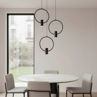 Mesa de jantar redonda branco e preto com quatro cadeiras cinza e luminárias pretas em sala minimalista