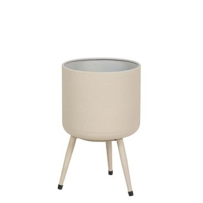 Vaso de plantas bege com três pernas sobre fundo branco