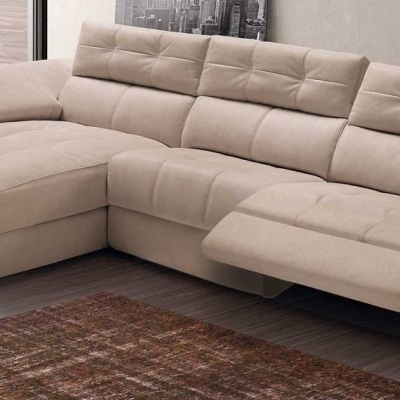 Sofá chaise longue bege com encostos reclináveis numa sala com chão em madeira escura.