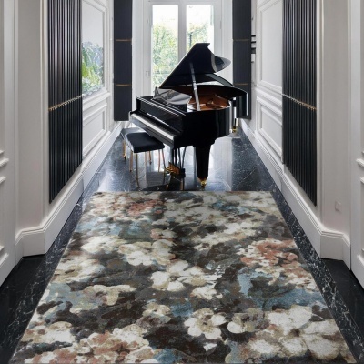 Sala estreita com piano de cauda preto e tapete floral colorido