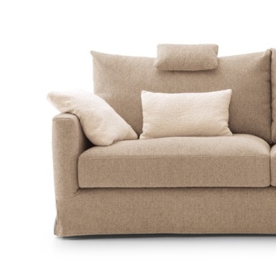 Sofá bege claro com almofadas e encosto alto