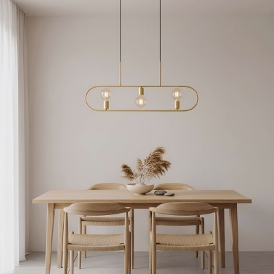 Conjunto de mesa e cadeiras de madeira clara em sala de jantar minimalista com iluminação pendente dourada e vaso com plantas secas.