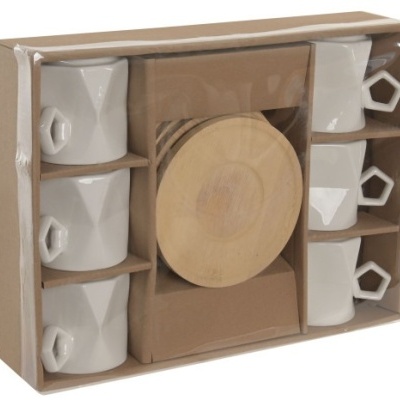 Conjunto de chávenas de café brancas com pires de madeira in caixa de cartão.