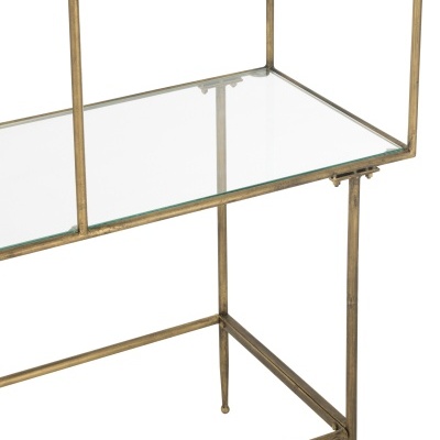 Estante metálica dourada com prateleiras de vidro