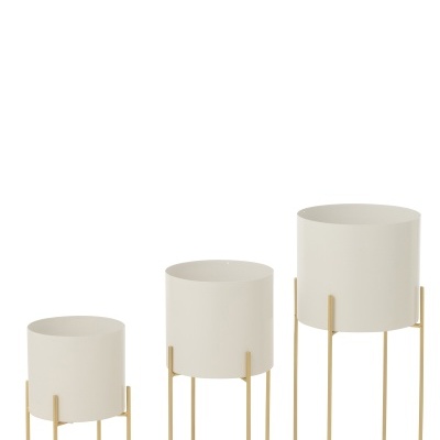 Conjunto de três vasos cilíndricos brancos em suportes dourados de diferentes alturas