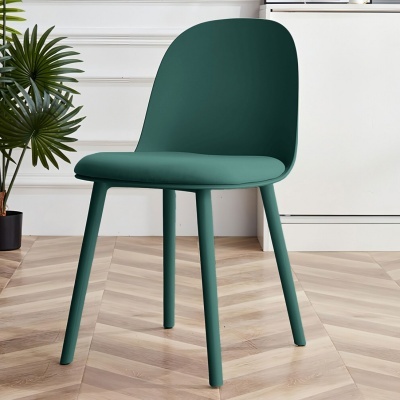 Cadeira moderna verde com pernas cilíndricas e chão de madeira clara