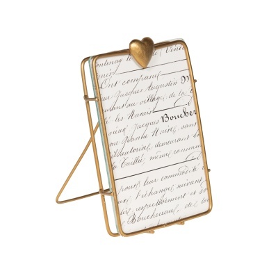 Porta-fotos dourado com coração decorativo e papel escrito em francês