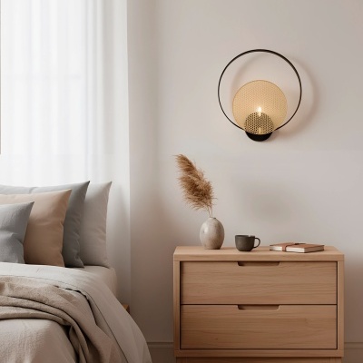 Quarto moderno com cama, mesa de cabeceira em madeira clara e candeeiro de parede circular.