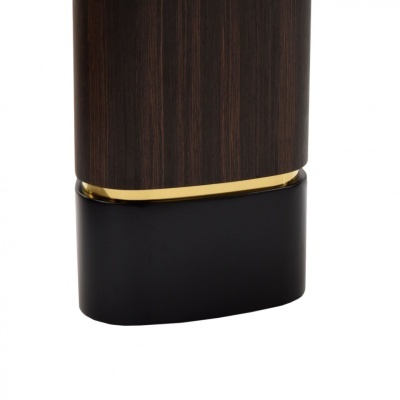 Base de objeto em madeira escura com faixa dourada e suporte preto