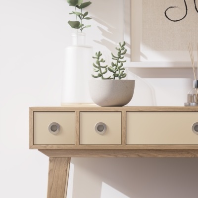 Aparador com gavetas creme em madeira clara com vasos decorativos e quadro abstrato