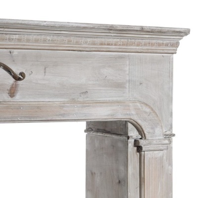 Lareira de madeira branca envelhecida com detalhes esculpidos