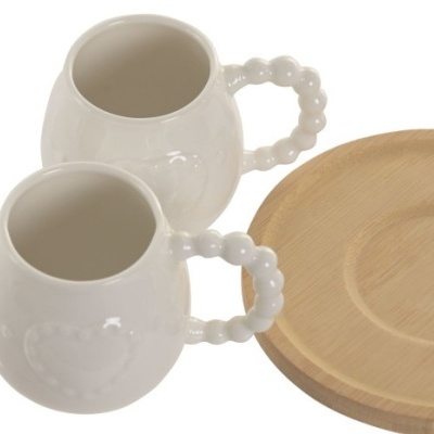 Conjunto de duas chávenas brancas com pega em pérolas e prato redondo em madeira