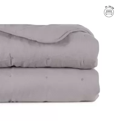 Edredão cinzento claro dobrado com textura de riscas finas e pontos costurados