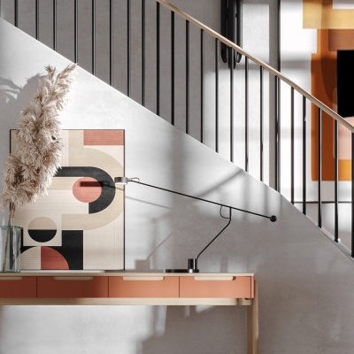 Aparelho móvel com gavetas laranja sob escada, com decoração e candeeiro negro articulado