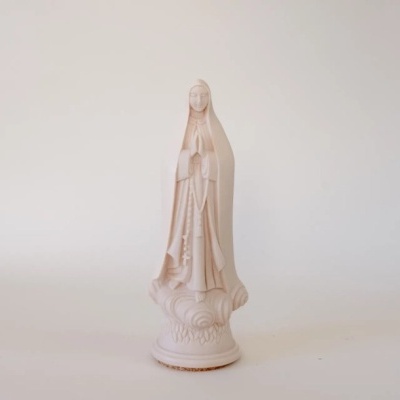 Estátua de Nossa Senhora em cerâmica branca com terço