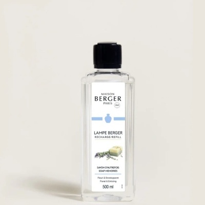 Frasco de recarga transparente para lâmpada perfumada com rótulo branco e tampa preta.