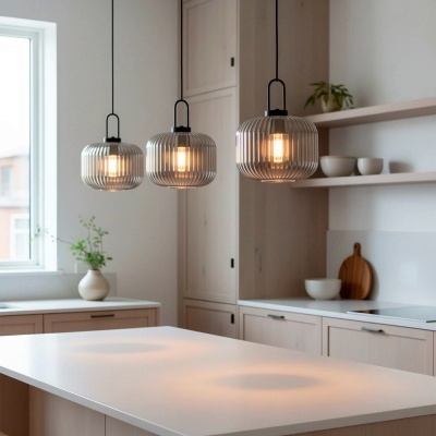 Candeeiros pendentes de vidro estriado cinza na cozinha com bancada branca e mobiliário de madeira clara