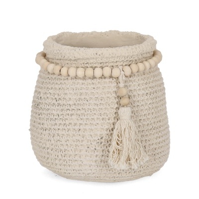 Cesto decorativo branco com contas de madeira e borla