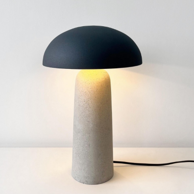 Lâmpada de mesa com base de betão e cúpula preta em forma de cogumelo