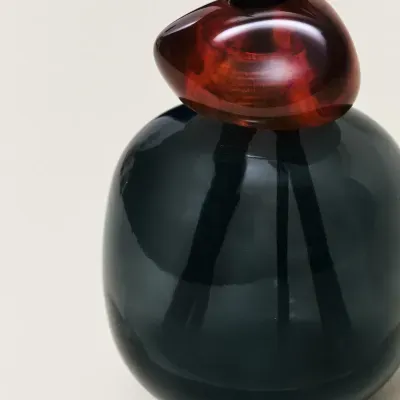 Frasco de vidro preto com tampa âmbar