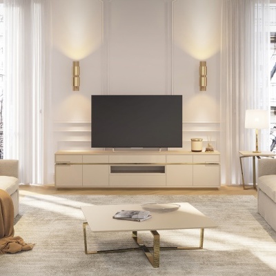 Sala de estar com sofás bege, mesa de centro creme e móvel TV creme com televisão.