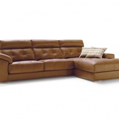 Sofá castanho em couro com chaise longue e almofadas decorativas