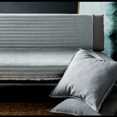 Sofá-cama cinzento com almofadas e decoração interna