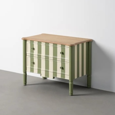 Cômoda com riscas verdes e creme com tampo de madeira