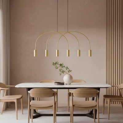 Mesa de jantar branca em mármore com cadeiras de madeira clara e candeeiro dourado suspenso