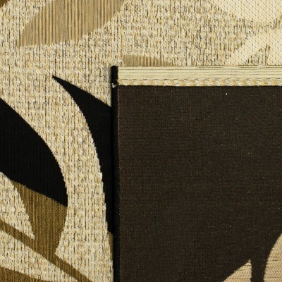 Tecido estampado com padrão de folhas em tons castanhos e pretos com borda costurada