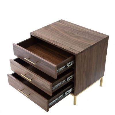 Móvel de madeira castanha escura com três gavetas e pés dourados.