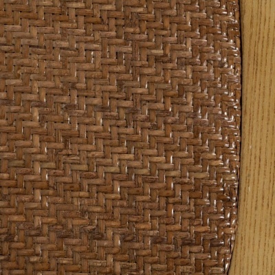 Detalhe de rattan trançado castanho com moldura de madeira clara