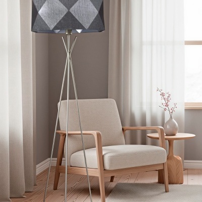 Poltrona bege com candeeiro de pé cinza e mesa de madeira com vaso numa sala com cortinas e chão de madeira clara