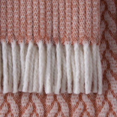 Manta trançada cor de tijolo com franjas brancas grossas