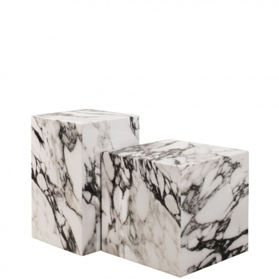 Dois blocos cúbicos de mármore branco com veios pretos