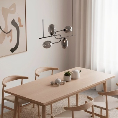 Mesa de madeira clara com quatro cadeiras e candeeiro suspenso moderno