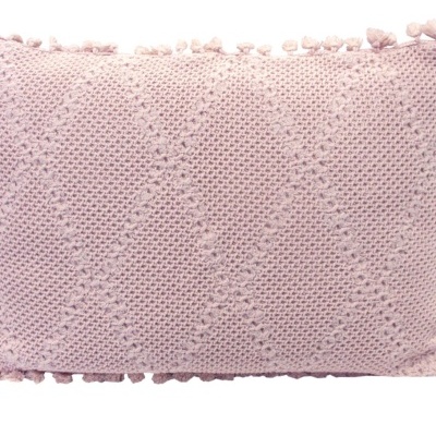Almofada retangular rosa com padrão tricot e pompons nas bordas