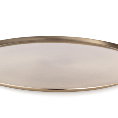 Prato redondo raso em metal dourado com acabamento liso