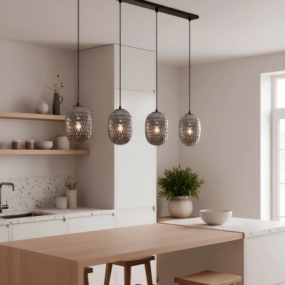 Ilha de cozinha de madeira clara com bancos e luminárias pendentes em vidro texturizado