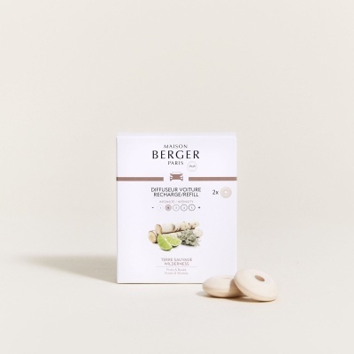 Embalaem branca com difusor para carro e duas peças redondas cor creme ao lado