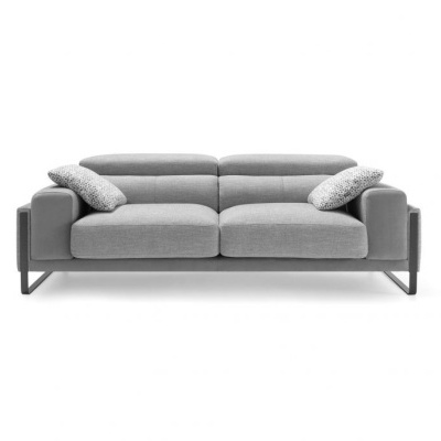 Sofá de dois lugares cinzento com almofadas decorativas e base preta