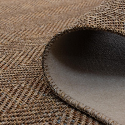 Tapete de chão em fibras naturais castanho e bege com padrão cruzado