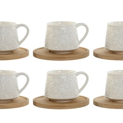 Seis chávenas de cerâmica branca com padrões em relevo em bases de madeira clara