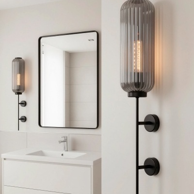 Luminárias de parede com vidro cinzento e suporte preto em banheiro moderno