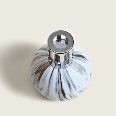 Frasco decorativo em cerâmica branca com padrões cinza e marrom e tampa metálica prateada