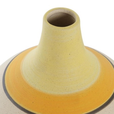 Topo de vaso cerâmico bege com detalhes amarelos e linha preta