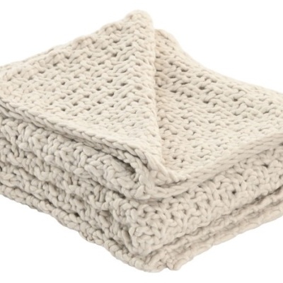 Manta de tricot bege claro com padrão trançado