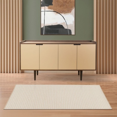 Aparador bege e castanho escuro com quatro portas, piso de madeira e tapete claro