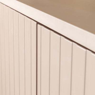 Móvel de carpintaria bege claro com ranhuras verticais e superfície lisa