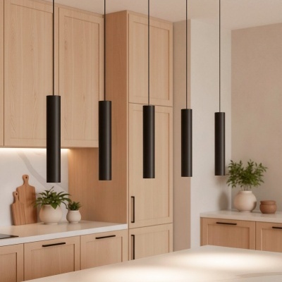 Cozinha moderna com armários de madeira clara e candeeiros pendentes pretos